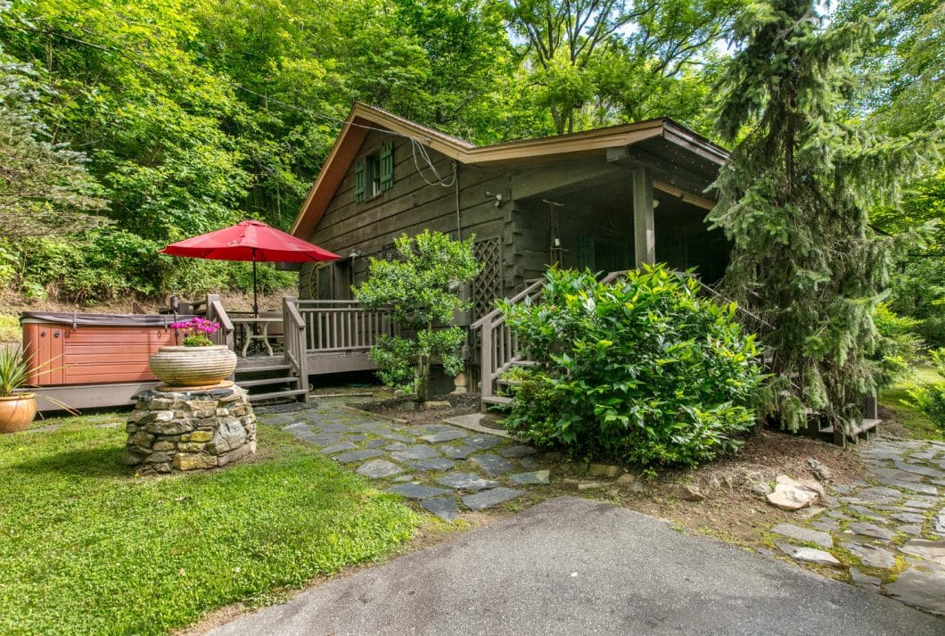 Asheville Cabin Overlooking Noisy Stream