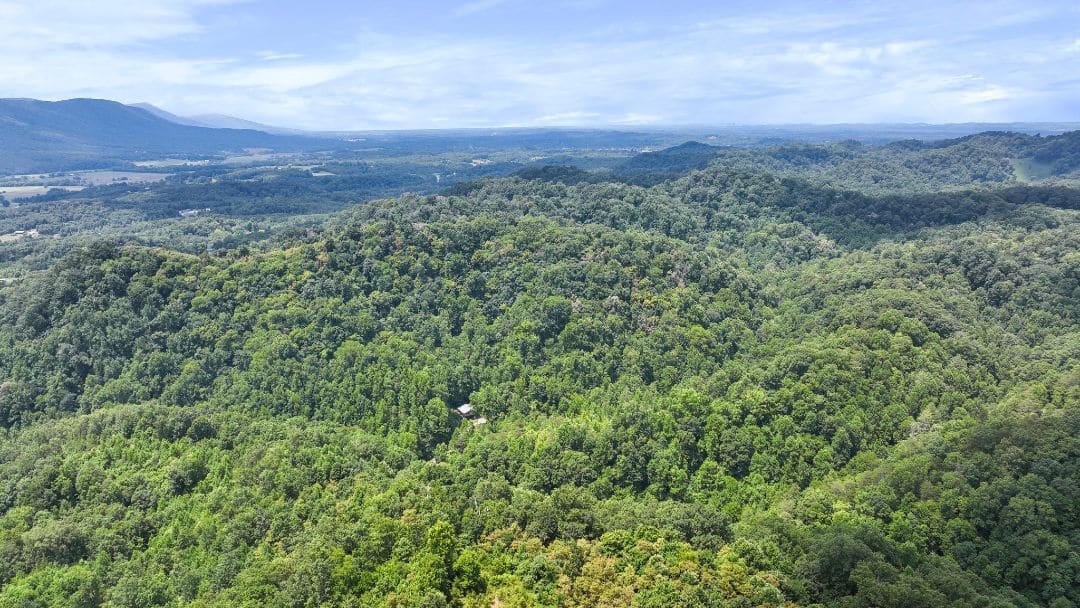 Vast view of the surrounding mountains of the Tennessee Mountains Escape and land,