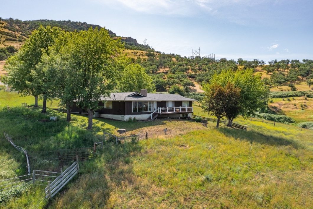 Front view of the Oregon Dream Farm on 58 Acres