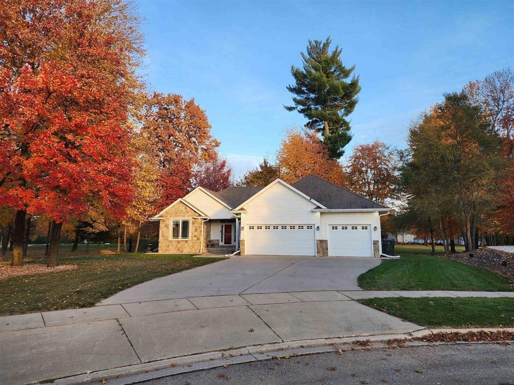 Street view of the Par 4 Golf Course home